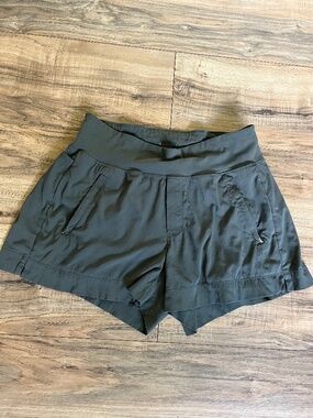 Athleta Trekkie Shorts in Green Color Size 4